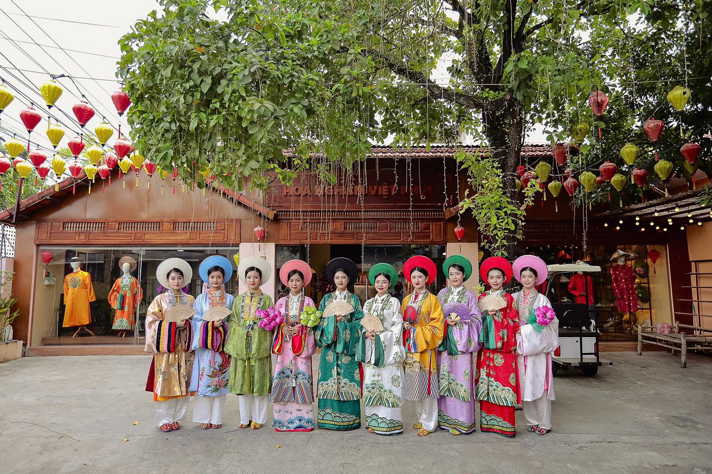 Chụp hình cổ phục Huế, Thuê cổ phục Huế đẹp, Trải nghiệm chụp ảnh cổ phục, Cổ phục Huế truyền thống, Chụp ảnh với áo Nhật Bình Huế, Check-in cổ phục Huế, Chụp hình nghệ thuật cổ phục, Địa điểm chụp ảnh cổ phục Huế, Thuê áo dài cung đình Huế, Bảo tồn văn hóa qua cổ phục Huế